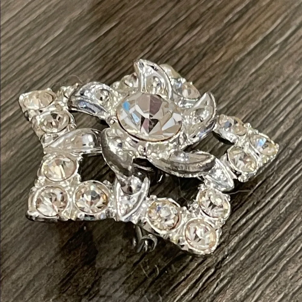 Vintage Star Shaped Silver-tone Rhinestone Crystal Brooch